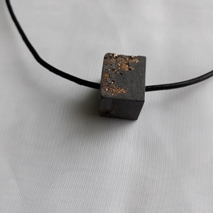 Antracit betonkocka medál aranyfóliával  - ékszer - nyaklánc - medál - Meska.hu