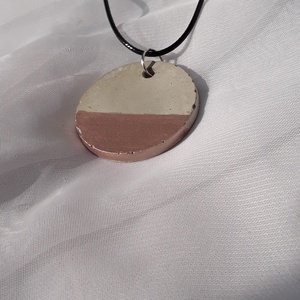 Betonékszer nagyméretű körmedál metál bronz festéssel - ékszer - nyaklánc - medál - Meska.hu