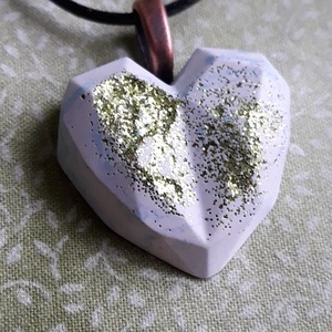 Egyiptomi kékkel márványozott és zöld csillámporral díszített szívmedál  - ékszer - nyaklánc - medál - Meska.hu