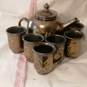 Teáskészlet, Otthon & Életmód, Konyhafelszerelés, tálalás, Tálalás, Teás- és kávés pohár, készlet, Kerámia, A készlet kerámiából készült, kézzel formázott, faragott. Bronzbarna máz, és valódi arany dísz kerü..., MESKA