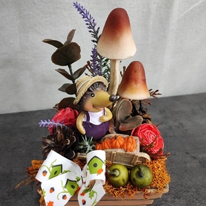 Őszi asztaldísz sünivel, talicskával - 11x20cm - otthon & életmód - dekoráció - asztal és polc dekoráció - asztaldísz - Meska.hu