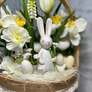 Húsvéti kosár asztaldísz Chic Antiqe nyuszival - ünnepi díszek, dekorációk - húsvéti díszek és dekorációk - húsvéti virágos díszek - Meska.hu