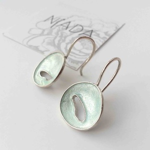 Gyöngyház fehér tűzzománc ezüst lógós fülbevaló, minimalista fülbevaló ezüstből, természet ihlette - ékszer - fülbevaló - lógó fülbevaló - Meska.hu