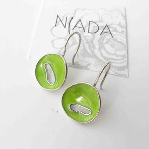 Lime zöld tűzzománc ezüst lógós fülbevaló, minimalista fülbevaló ezüstből, természet ihlette - ékszer - fülbevaló - lógó fülbevaló - Meska.hu