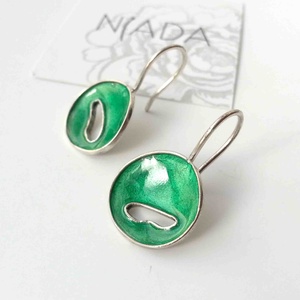 Smaragd zöld tűzzománc ezüst lógós fülbevaló, minimalista fülbevaló ezüstből, természet ihlette, Ékszer, Lógó fülbevaló, Fülbevaló, Tűzzománc, Ötvös, Meska