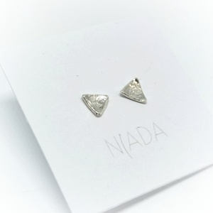 Háromszögletű ezüst bedugós fülbevaló, háromszög alakú pötty fülbevaló ezüstből - ékszer - fülbevaló - pötty fülbevaló - Meska.hu