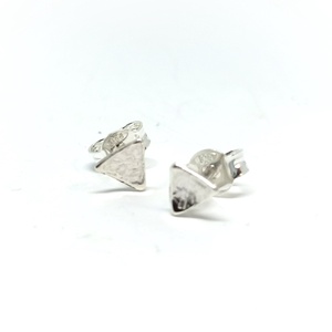 Háromszögletű ezüst bedugós fülbevaló, háromszög alakú pötty fülbevaló ezüstből - ékszer - fülbevaló - pötty fülbevaló - Meska.hu