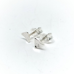 Háromszögletű ezüst bedugós fülbevaló, háromszög alakú pötty fülbevaló ezüstből - ékszer - fülbevaló - pötty fülbevaló - Meska.hu