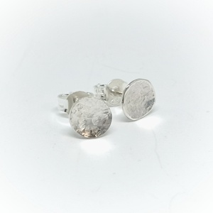 Telehold ezüst bedugós fülbevaló, kerek alakú pötty fülbevaló ezüstből, kalapált mintával - ékszer - fülbevaló - pötty fülbevaló - Meska.hu