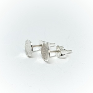 Telehold ezüst bedugós fülbevaló, kerek alakú pötty fülbevaló ezüstből, kalapált mintával - ékszer - fülbevaló - pötty fülbevaló - Meska.hu