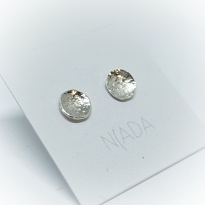 Telehold ezüst bedugós fülbevaló, kerek alakú pötty fülbevaló ezüstből, kalapált mintával - Meska.hu