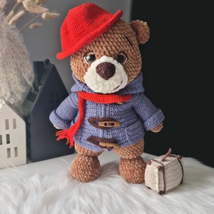 Horgolt Paddington maci ajándék pamut bőrönddel!, Játék & Sport, Plüssállat & Játékfigura, Plüss mesefigurák, Horgolás, MESKA