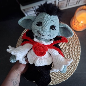 Elbűvölő vámpír  kézzel horgolt, egyedi halloweeni figura - Meska.hu