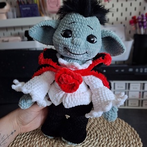 Elbűvölő vámpír � kézzel horgolt, egyedi halloweeni figura - játék & sport - plüssállat & játékfigura - más figura - Meska.hu