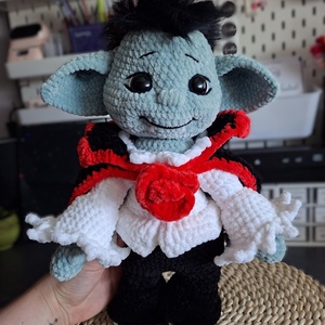 Elbűvölő vámpír � kézzel horgolt, egyedi halloweeni figura - játék & sport - plüssállat & játékfigura - más figura - Meska.hu