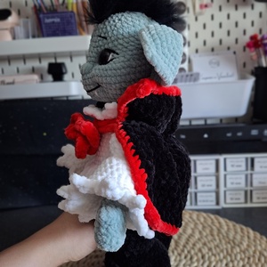 Elbűvölő vámpír � kézzel horgolt, egyedi halloweeni figura - játék & sport - plüssállat & játékfigura - más figura - Meska.hu