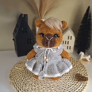 Horgolt capybara lány - pamut ruhában - játék & sport - plüssállat & játékfigura - más figura - Meska.hu