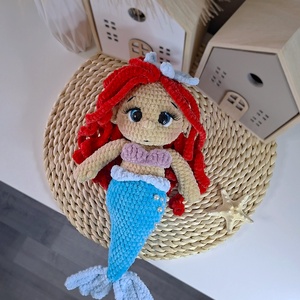 Horgolt hableány baba - piros hajjal, Játék & Sport, Plüssállat & Játékfigura, Plüss mesefigurák, Horgolás, MESKA