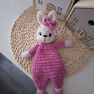 Horgolt nyuszis szundipajti-ciklámen - Meska.hu