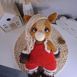 Horgolt lovacska � piros ruhában - Meska.hu