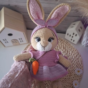 Horgolt nyuszilány lila ruhában, Játék & Sport, Plüssállat & Játékfigura, Nyuszi, Horgolás, MESKA