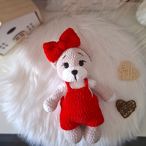 Horgolt macilány piros ruhában - Meska.hu