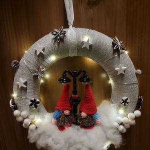 Világító kis manós karácsonyi kopogtató / ajtódísz - karácsony - Meska.hu