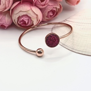 Rózsaarany karkötő � pink csillogó lencsével - ékszer - karkötő - karkötő medállal - Meska.hu