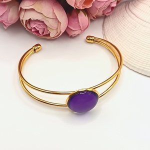 Arany karkötő � lila üveg lencsével - ékszer - karkötő - karkötő medállal - Meska.hu