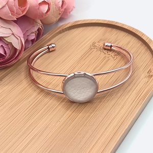 Rózsaarany karkötő � fehér textilbőr lencsével - ékszer - karkötő - karkötő medállal - Meska.hu