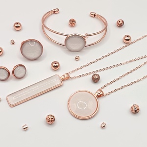 Rózsaarany karkötő � fehér textilbőr lencsével - ékszer - karkötő - karkötő medállal - Meska.hu