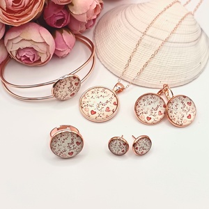 Rózsaarany nyaklánc � piros szívecskés lencsével - ékszer - nyaklánc - medálos nyaklánc - Meska.hu