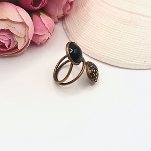 Antik bronz gyűrű � fekete, arany szívecskés lencsével - ékszer - gyűrű - üveglencsés gyűrű - Meska.hu