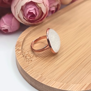 Rózsaarany gyűrű � fehér textilbőr lencsével - ékszer - gyűrű - üveglencsés gyűrű - Meska.hu