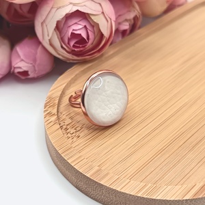 Rózsaarany gyűrű � fehér textilbőr lencsével, Ékszer, Gyűrű, Üveglencsés gyűrű, Ékszerkészítés, MESKA