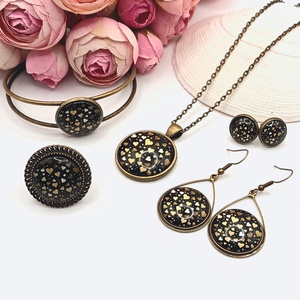 Antik bronz akasztós fülbevaló � fekete, arany szívecskés lencsével - ékszer - fülbevaló - lógó fülbevaló - Meska.hu