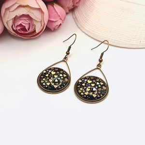 Antik bronz akasztós fülbevaló � fekete, arany szívecskés lencsével - ékszer - fülbevaló - lógó fülbevaló - Meska.hu