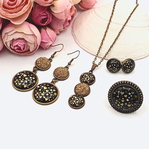 Antik bronz akasztós fülbevaló � fekete, arany szívecskés lencsével - ékszer - fülbevaló - lógó fülbevaló - Meska.hu