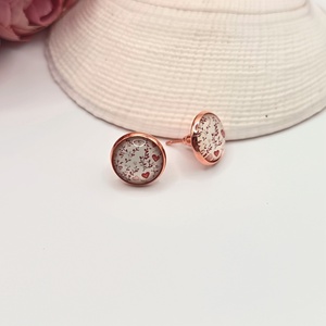 Rózsaarany bedugós fülbevaló � piros szívecskés lencsével - ékszer - fülbevaló - pötty fülbevaló - Meska.hu