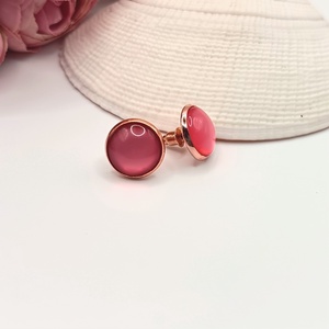 Rózsaarany bedugós fülbevaló � halványpiros lencsével - ékszer - fülbevaló - pötty fülbevaló - Meska.hu