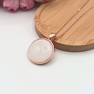 Rózsaarany nyaklánc � fehér textilbőr lencsével, Ékszer, Nyaklánc, Medál, Ékszerkészítés, MESKA