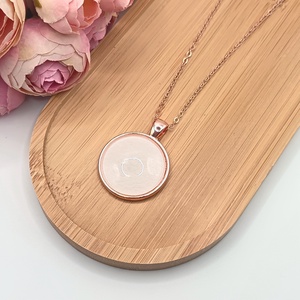 Rózsaarany nyaklánc � fehér textilbőr lencsével - ékszer - nyaklánc - medál - Meska.hu