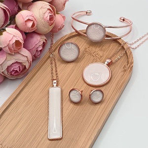 Rózsaarany nyaklánc � fehér textilbőr lencsével - ékszer - nyaklánc - medál - Meska.hu