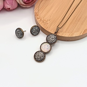 Antik bronz ékszerszett � csillogó grafitszürke / fényes fehér lencsével, Ékszer, Ékszerszett, Ékszerkészítés, MESKA