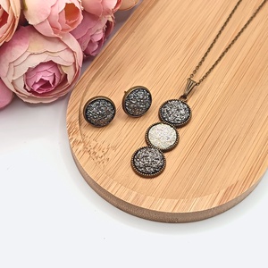 Antik bronz ékszerszett � csillogó grafitszürke / fényes fehér lencsével - ékszer - ékszerszett - Meska.hu