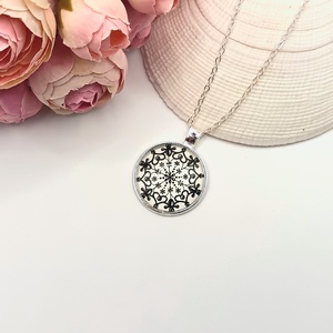 Ezüst nyaklánc � fehér, fekete csipkemintás lencsével - ékszer - nyaklánc - medál - Meska.hu