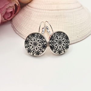 Ezüst franciakapcsos fülbevaló � fehér, fekete csipkemintás lencsével - ékszer - fülbevaló - lógó fülbevaló - Meska.hu