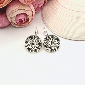 Ezüst franciakapcsos fülbevaló � fehér, fekete csipkemintás lencsével - Meska.hu