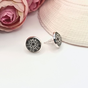 Ezüst bedugós fülbevaló � fehér, fekete csipkemintás lencsével - Meska.hu