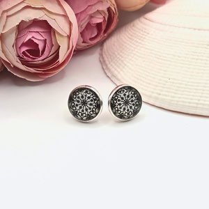 Ezüst bedugós fülbevaló � fehér, fekete csipkemintás lencsével - ékszer - fülbevaló - pötty fülbevaló - Meska.hu